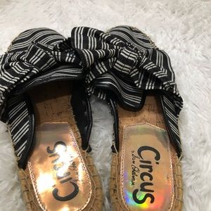 Nice flat sandals 🖤🤍